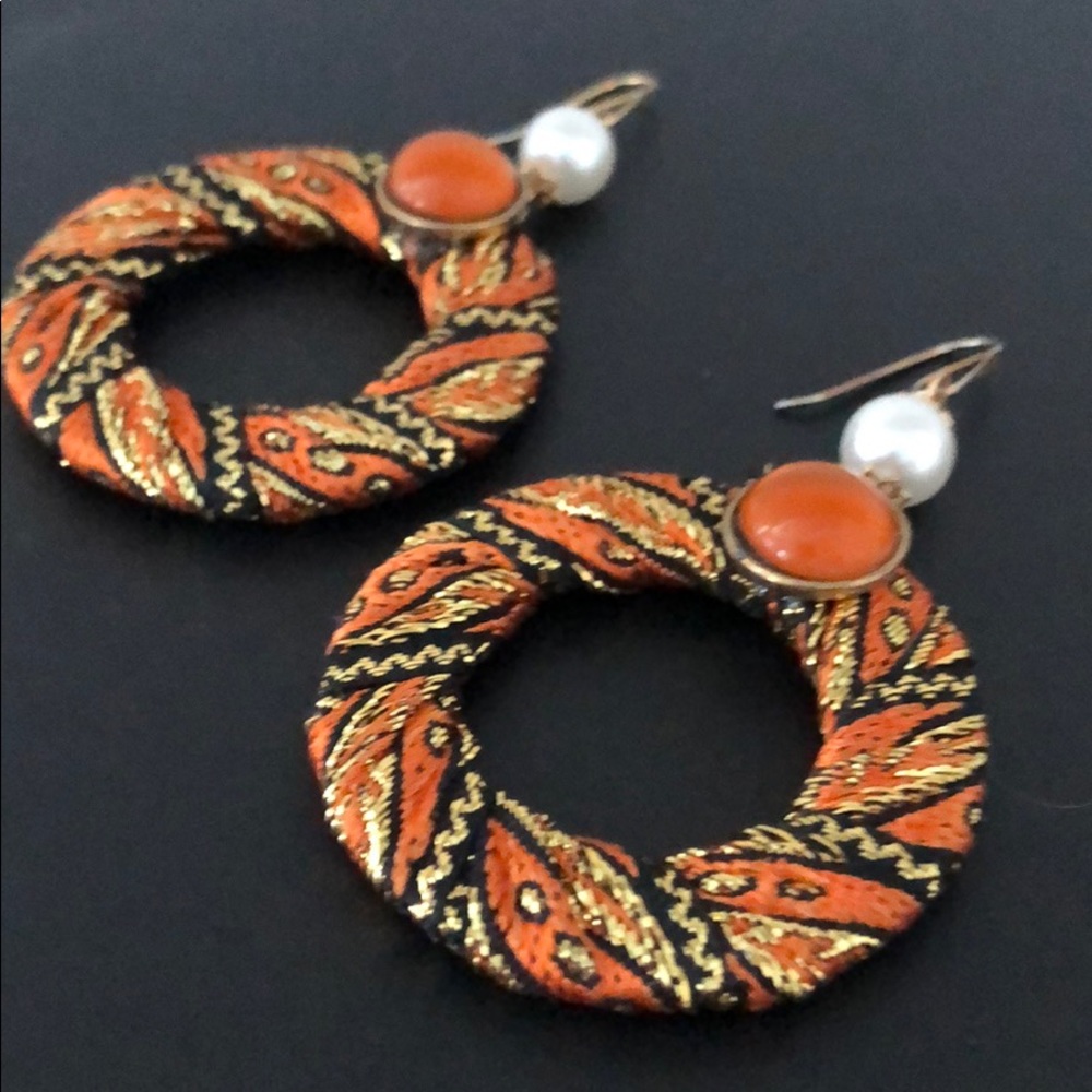 VINTAGE BROCADED RESIN STONE HOOPS W/PEARLS